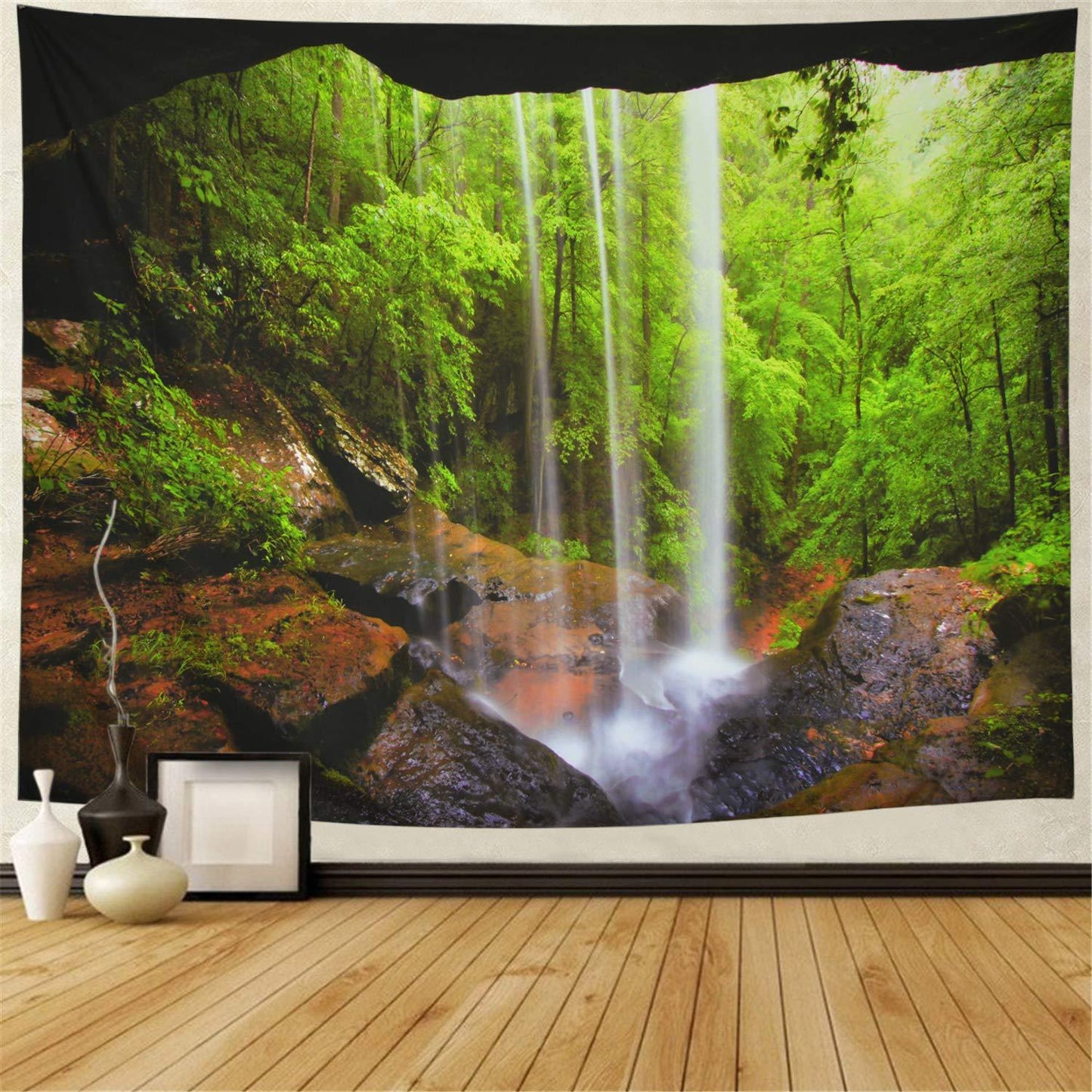 Tapisserie représentant un abri naturel sous un rocher, avec une cascade paisible s’écoulant devant, créant une atmosphère apaisante et immersive.