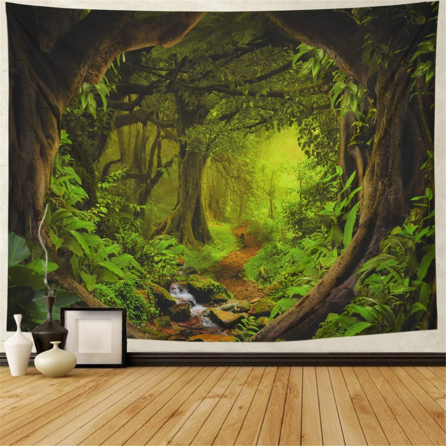 Tapisserie illustrant un sentier forestier entouré d’une végétation luxuriante, invitant à la sérénité et à l’évasion au cœur de la nature.
