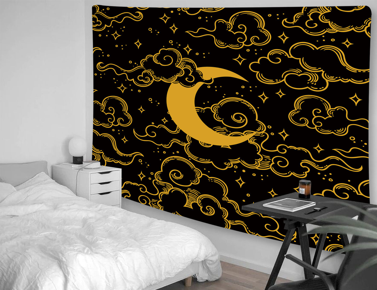 Tapisserie mettant en scène une lune paisible flottant dans un ciel nocturne doux et apaisant , vu de coter