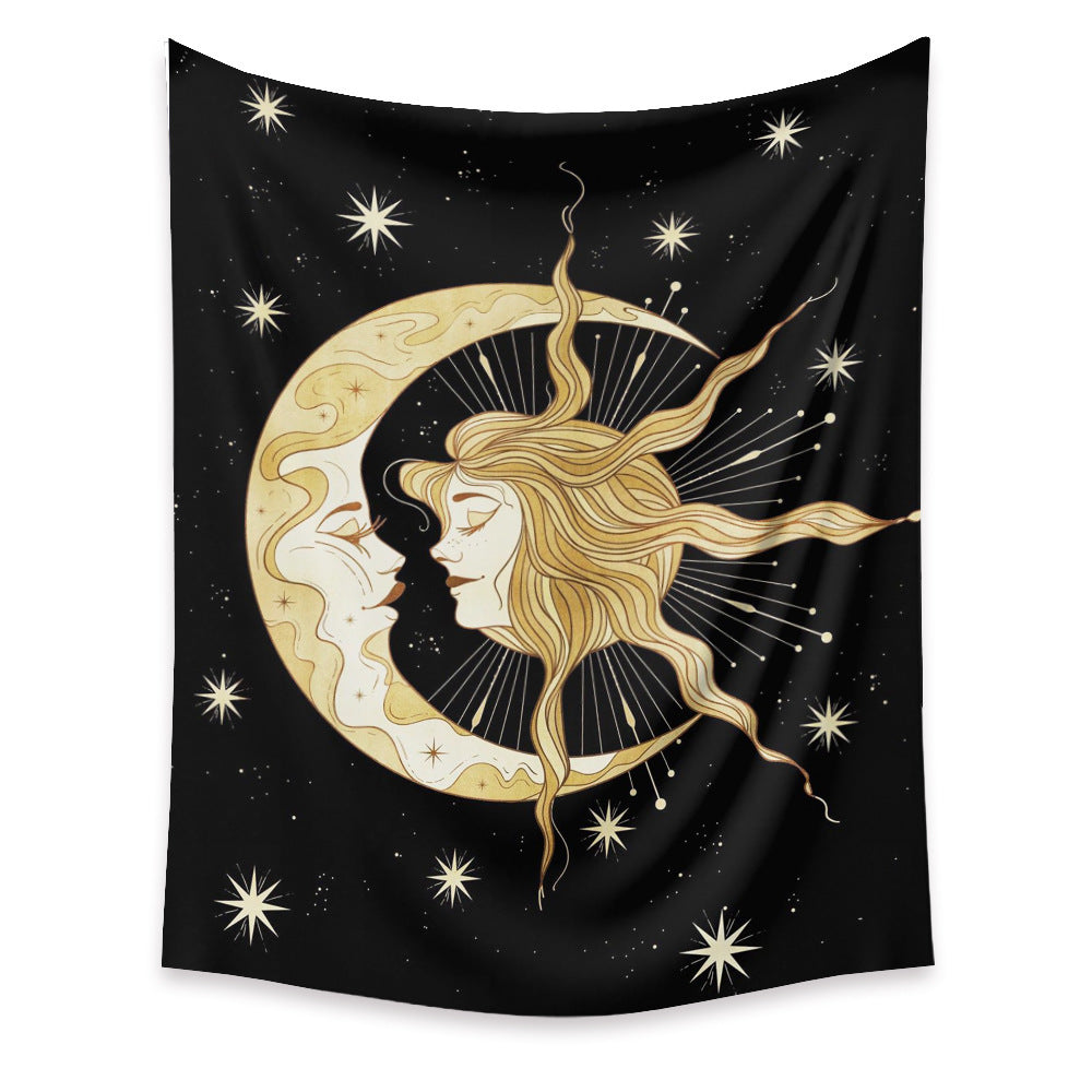 Tapisserie mettant en scène un croissant de lune avec un visage, échangeant un baiser cosmique avec un soleil intérieur, symbolisant l’harmonie entre le jour et la nuit.