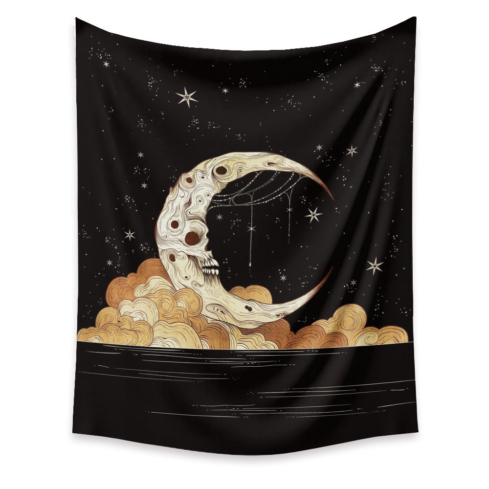 Tapisserie originale représentant un croissant de lune sur des nuages, formant une silhouette subtilement inspirée d’un crâne, pour une ambiance mystique et intrigante.