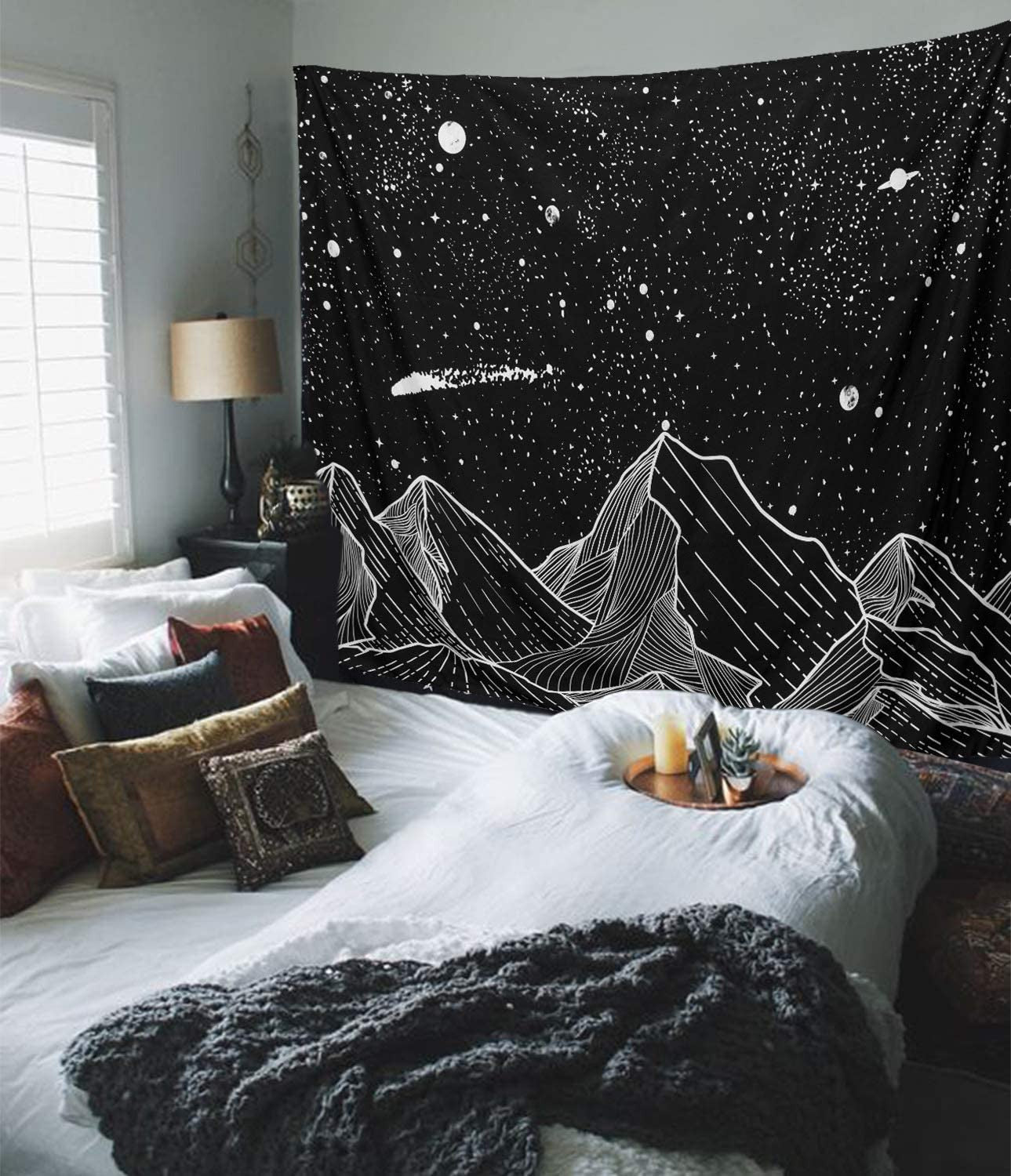 Tapisserie illustrant des montagnes illuminées sous un ciel étoilé, parfaite pour une ambiance apaisante et rêveuse.vu de coter