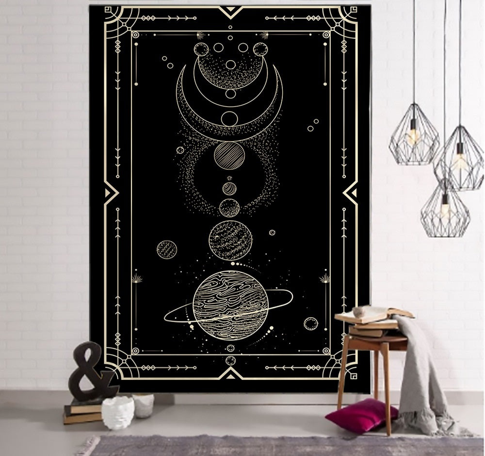 Tapisserie sombre avec une série de planètes empilées et des croissants de lune alignés verticalement, représentant l’ordre cosmique et l’équilibre universel.