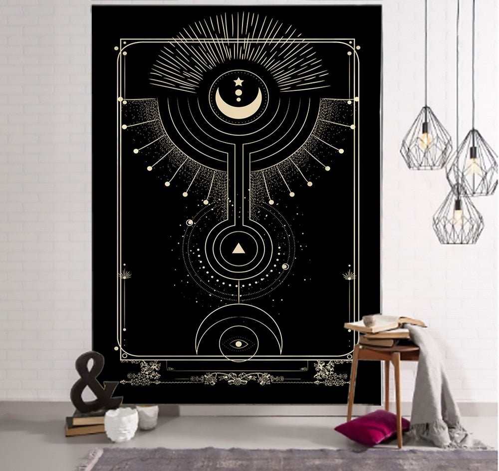 Tapisserie noire illustrant un croissant de lune orné de motifs géométriques et mandalas dorés, fusionnant spiritualité et esthétique astrale.