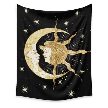  Tapisserie mettant en scène un croissant de lune avec un visage, échangeant un baiser cosmique avec un soleil intérieur, symbolisant l’harmonie entre le jour et la nuit.

