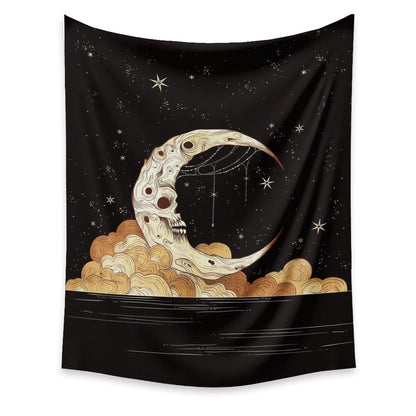 Tapisserie originale représentant un croissant de lune sur des nuages, formant une silhouette subtilement inspirée d’un crâne, pour une ambiance mystique et intrigante.