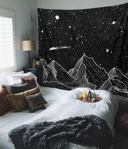 Tapisserie illustrant des montagnes illuminées sous un ciel étoilé, parfaite pour une ambiance apaisante et rêveuse.vu de coter