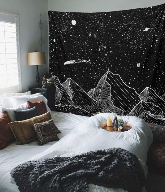 Tapisserie illustrant des montagnes illuminées sous un ciel étoilé, parfaite pour une ambiance apaisante et rêveuse.vu de coter