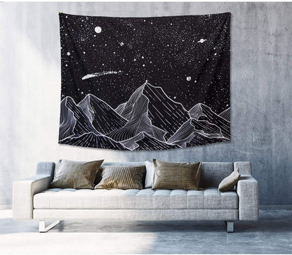 Tapisserie illustrant des montagnes illuminées sous un ciel étoilé, parfaite pour une ambiance apaisante et rêveuse.