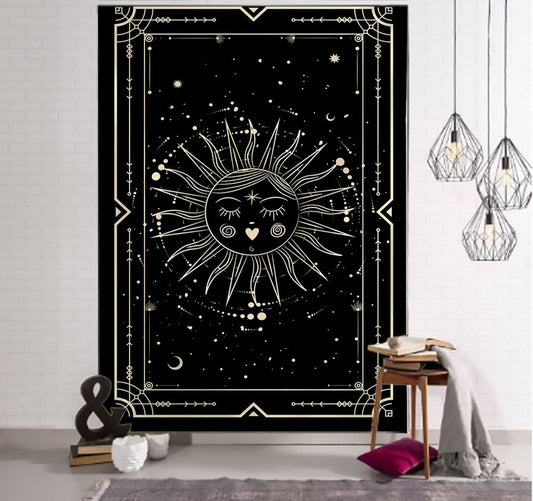 Tapisserie noire avec un grand soleil doré au centre, entouré d’un cadre détaillé, apportant une aura solaire et mystique à votre espace.

