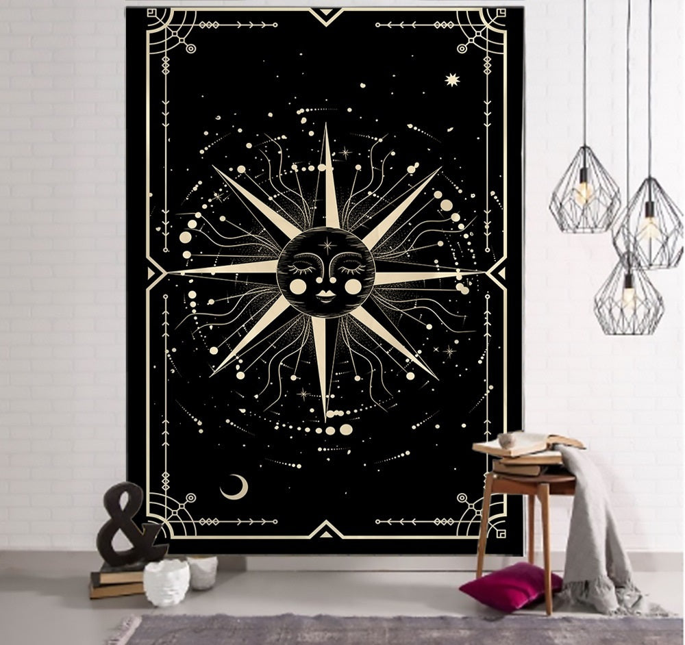 Tapisserie noire mettant en valeur un soleil doré aux rayons majestueux, symbole d’énergie et d’harmonie cosmique.