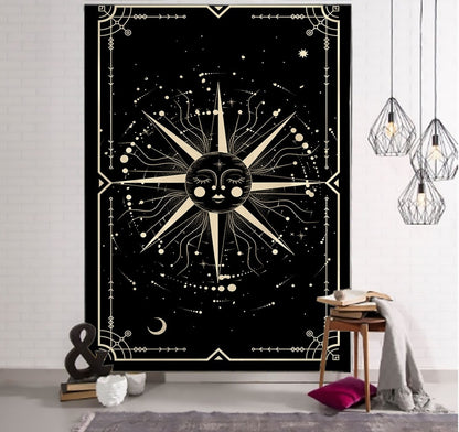 Tapisserie noire mettant en valeur un soleil doré aux rayons majestueux, symbole d’énergie et d’harmonie cosmique.